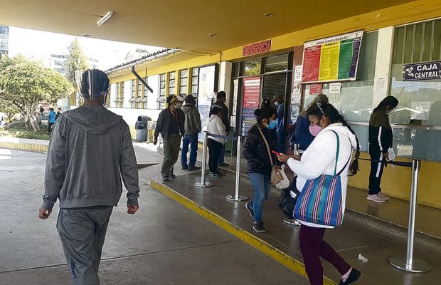 Pacientes no COVID-19 abarrotan Hospital de Cusco